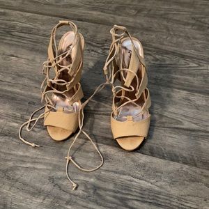 High heel shoes with lace up strings